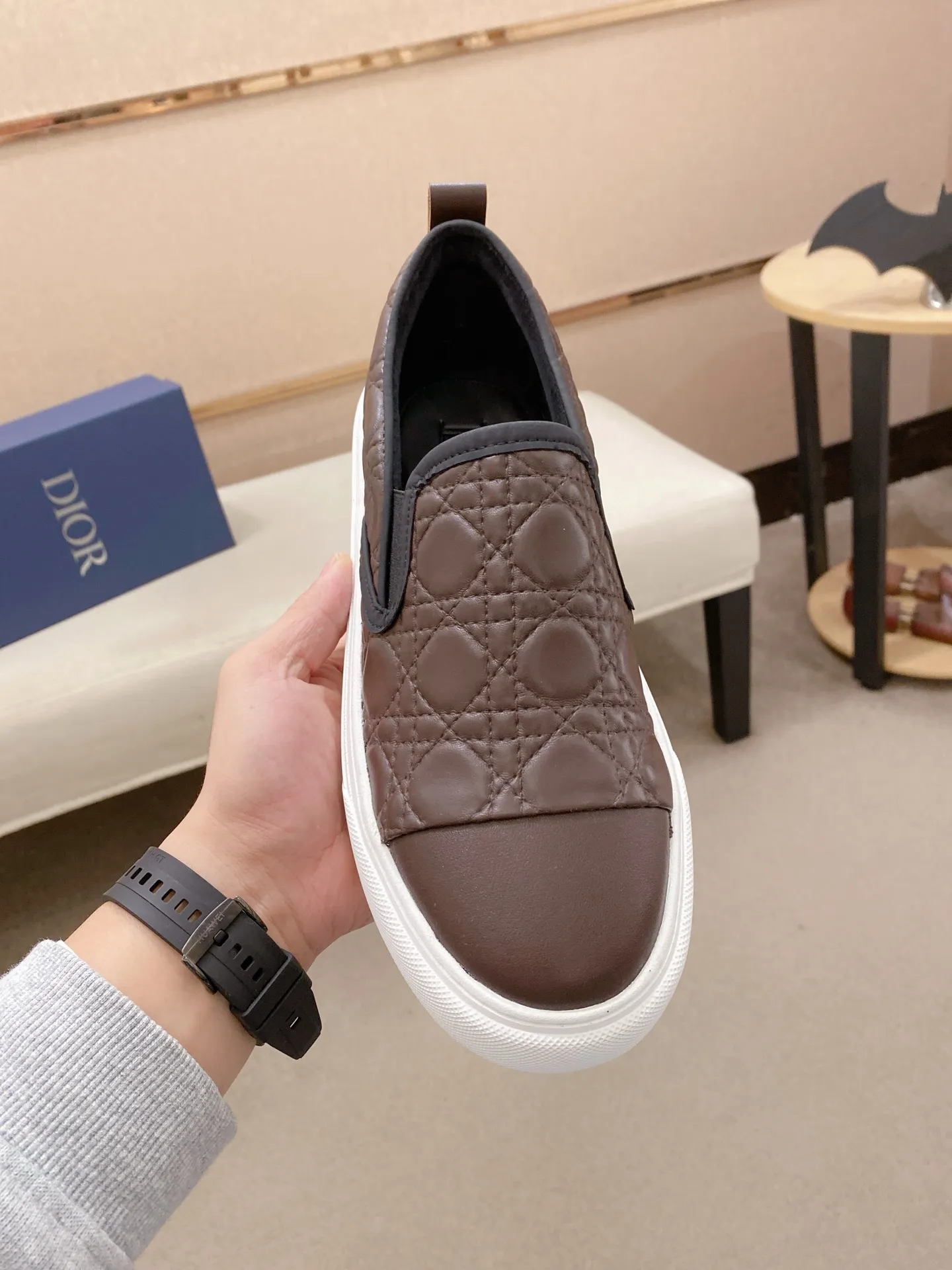 Factory price: 380💰 (leather lining * velvet lining optional) [Dior·Dio*] new casual sports style men's shoes, brand new design, perfect workmanship, slip-on lazy style to create cabinet quality, upper: imported first-layer cowhide, sheepskin lining is soft and comfortable, ultra-light rubber wear-resistant outsole, simple, versatile men's shoes, size: 39-44. Can be customized.45.46.47